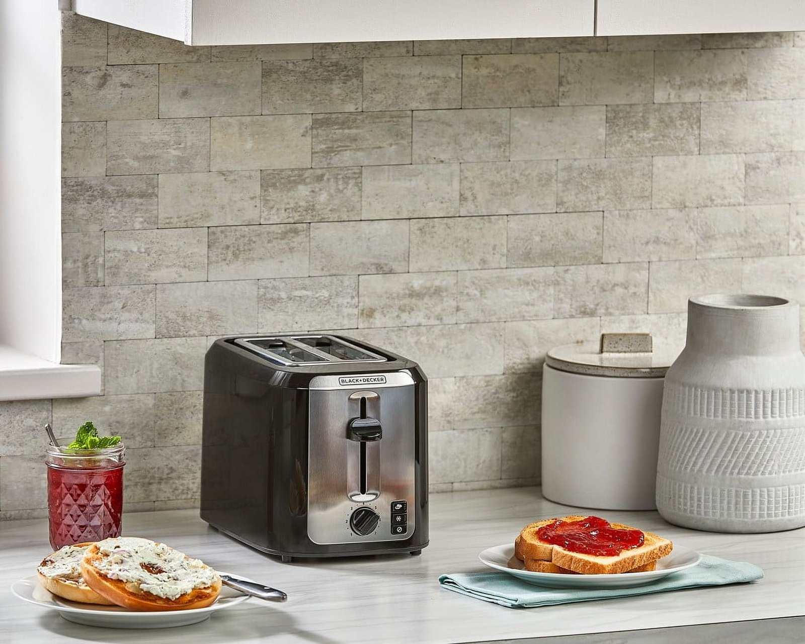 BLACK+DECKER 2-Slice Toaster, with Extra-Wide Slots and Bagel Function, Black with Stainless Steel